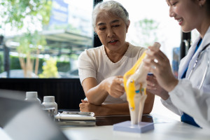 Estrategias para mejorar la adherencia al tratamiento y ejercicio tras artroplas...