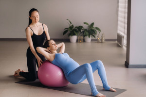 Método Pilates en el tratamiento de fisioterapia para mujeres embarazadas con incontinencia urinaria